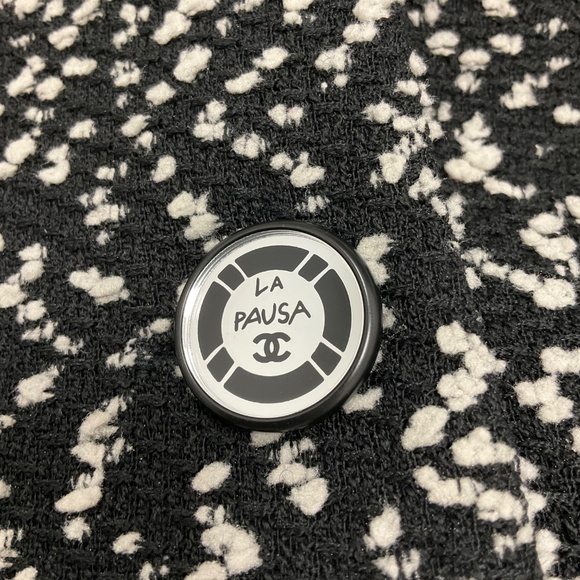 CHANEL BLACK / WHITE 2019 LA PAUSA CC BUTTON WOOL TWEED BELTED JACKET - Picture 5 of 9